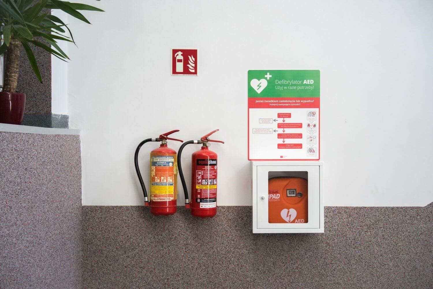 Czy Defibrylator AED powinien być standardem w miejscu pracy?